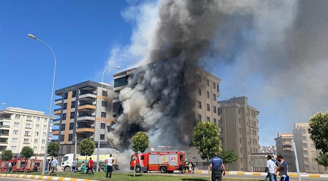 Şanlıurfa'da inşaat malzemeleri satan mağazada çıkan yangın korkuttu