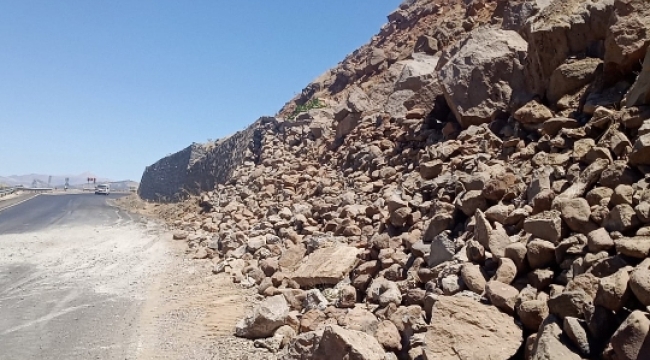 Siverek- Kahta kara yolunda toprak kayması