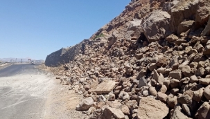 Siverek- Kahta kara yolunda toprak kayması