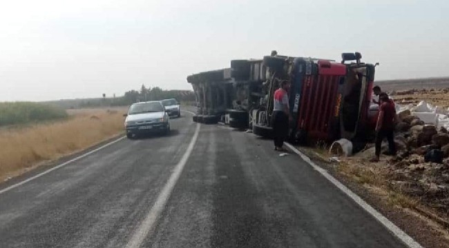 Siverek'te saman yüklü tır devrildi: 2 yaralı