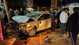 Siverek'te kaldırımda yürüyen iki kişiye otomobil çarptı