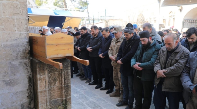 Depremde hayatını kaybedenler son yolculuklarına uğurlanıyor