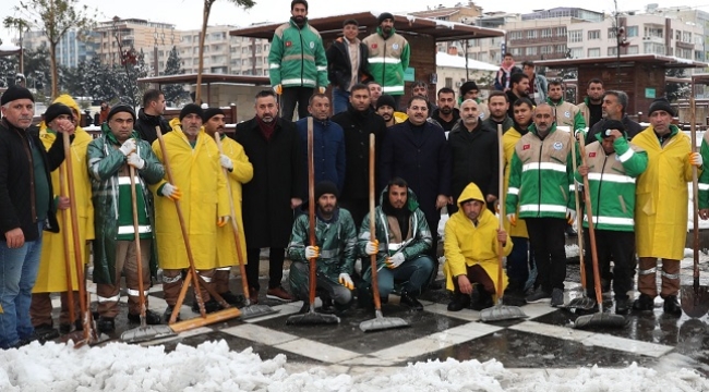 Haliliye'de kar ile mücadelede ekipler çalışıyor