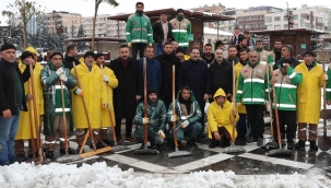 Haliliye'de kar ile mücadelede ekipler çalışıyor