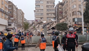 Şanlıurfa'da cok katlı bir bina daha yıkıldı