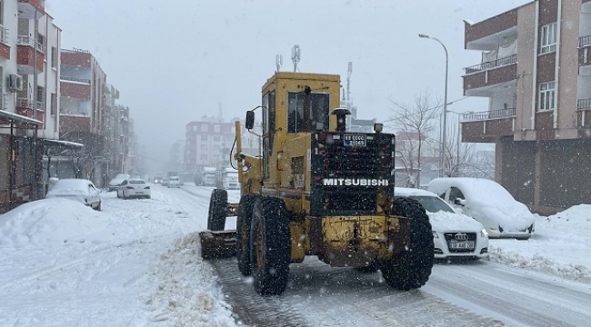 Siverek'te 300 personel ve 25 iş makinesi karla mücadele ediliyor
