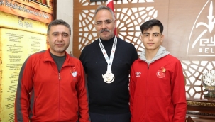 Başkan Kuş, şampiyon sporcuyu ödüllendirdi