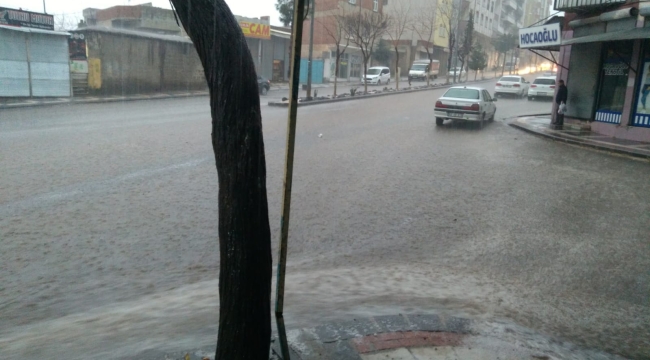 Siverek'te sağanak yağış etkili oluyor