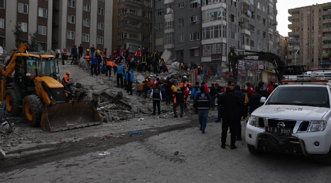 Urfa'da çöken binada çalışmalar sürüyor 