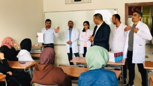 Üniversite sınavlarına hazırlanan öğrencilere kitap verildi