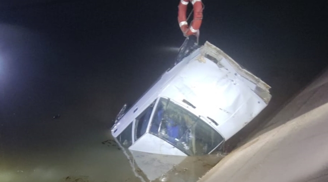 Viranşehir'de hafif ticari araç sulama kanalına düştü: 1 ölü