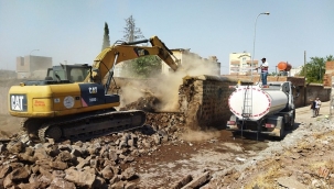Madde bağımlıların yuvası olan metruk evler yıkılarak yeşil alana dönüştürülüyor