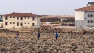 Siverek'te İstiklal Marşı'na yetişemeyen öğrencilerden örnek davranış