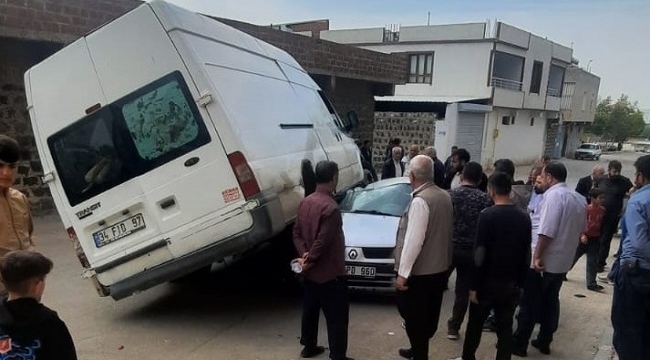 Siverek'te minibüs kazası ucuz atlatıldı