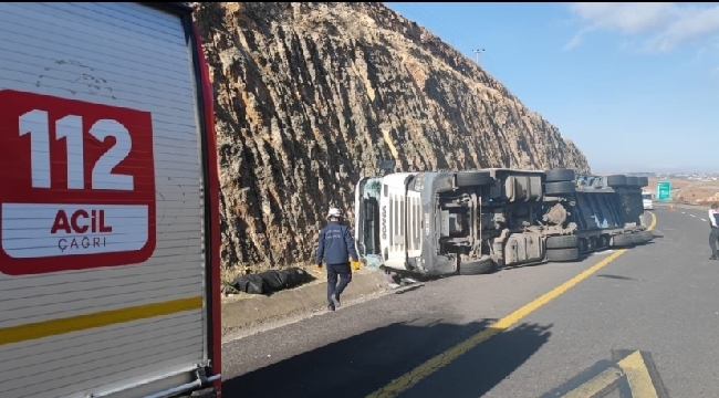 Şanlıurfa'da tır devrildi: 1 ölü