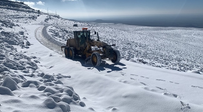 Karacadağ'da kardan dolayı kapanan yollar açıldı