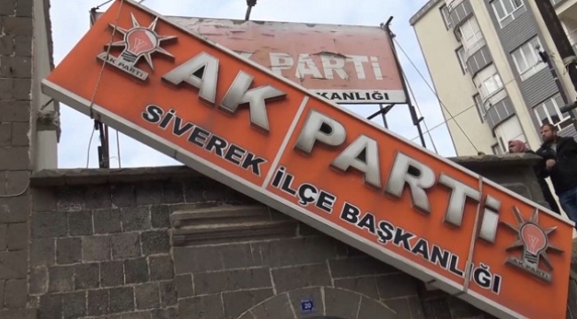 Siverek'te AK Parti tabelası indirildi