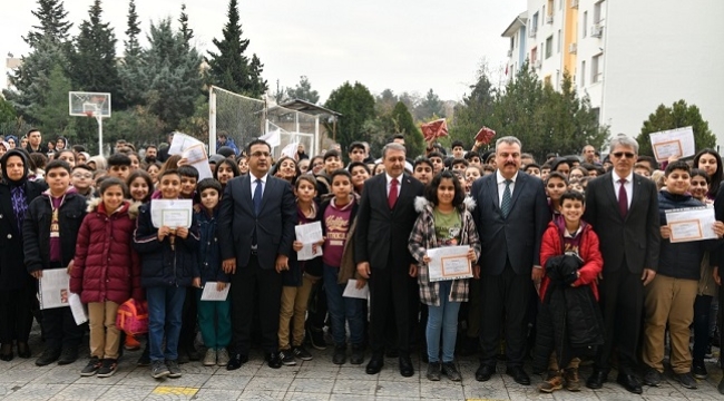 Vali Şıldak, karne dağıtım törenine katıldı