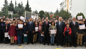 Vali Şıldak, karne dağıtım törenine katıldı