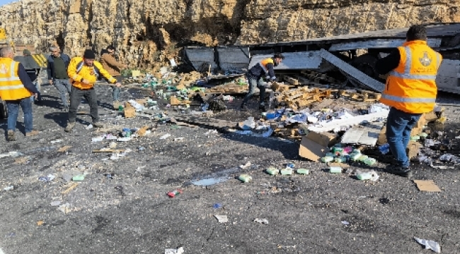 Hilvan'da temizlik ürünü yüklü tır devrildi: 1 yaralı 