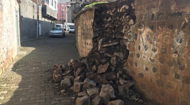 Siverek'te yağışlardan dolayı evin duvarı yıkıldı