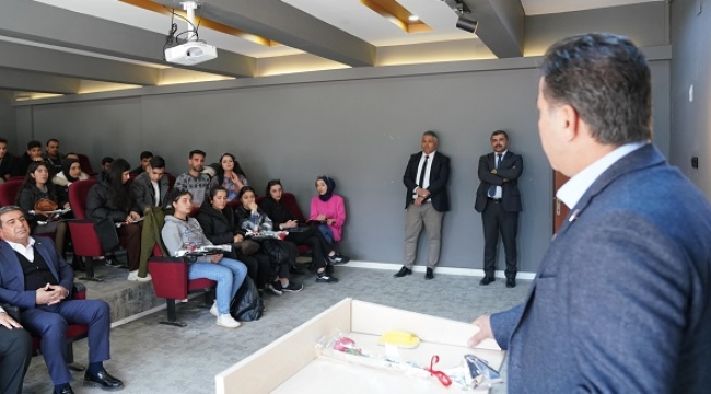 Bucak Üniversite öğrencileriyle bir araya geldi