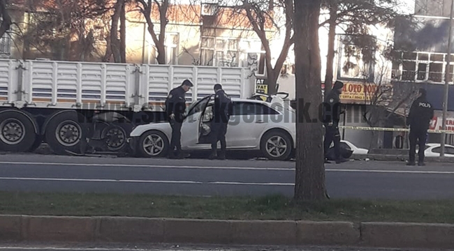 Otomobil park halindeki tıra çarptı: 1 Ölü