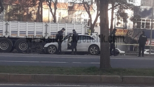 Otomobil park halindeki tıra çarptı: 1 Ölü