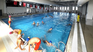 Eyyübiyeli Gençler Sıcaktan Kaçıp Havuza Dalıyor