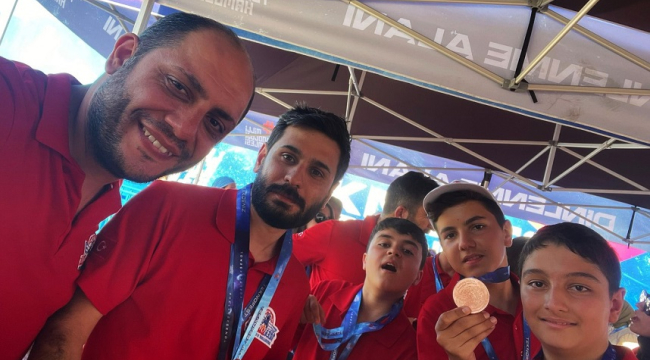 Başkan Bucak, dereceye giren öğrencileri tebrik etti