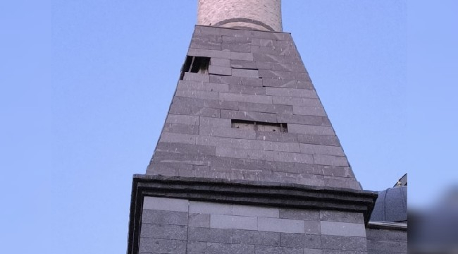 Siverek'te Cami Minaresinden Düşen Taşlar Tehlike Saçıyor!