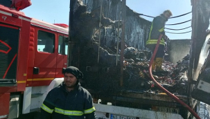 Siverek'te gıda yüklü tır alevlere teslim oldu