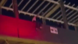 Siverek'te olaya müdahale eden polis, yüksekten düşerek yaralandı