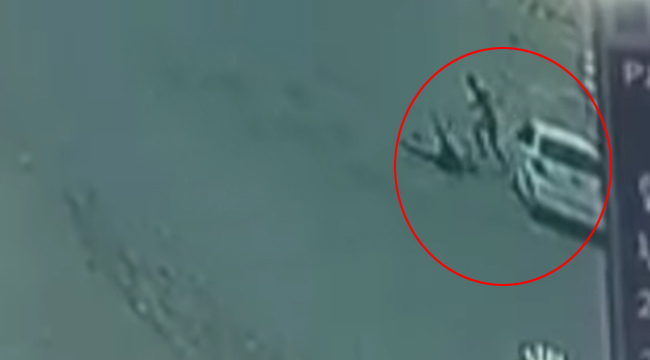 Siverek'te yolun karşısına geçmeye çalışan 2 kardeşe otomobil çarptı