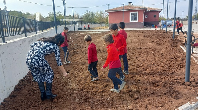 Ertem köyü okulunda öğrenci ve öğretmenlerden çevre düzenlemesi