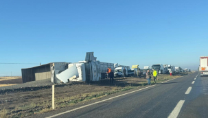 Siverek-Şanlıurfa karayolunda kaza: Mıcır yüklü tır devrildi, trafik felç oldu!