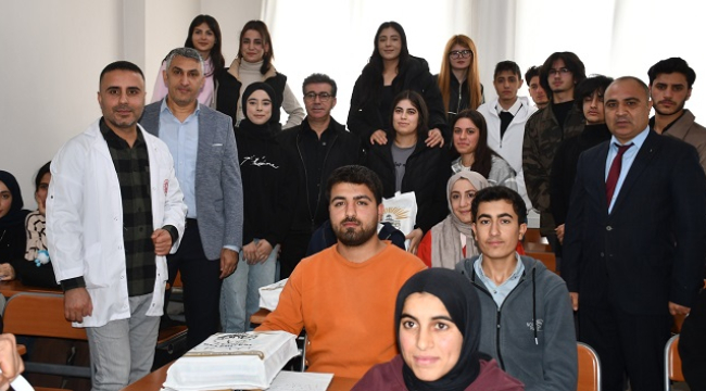 Siverek'te YKS Öğrencilerine Kitap Desteği