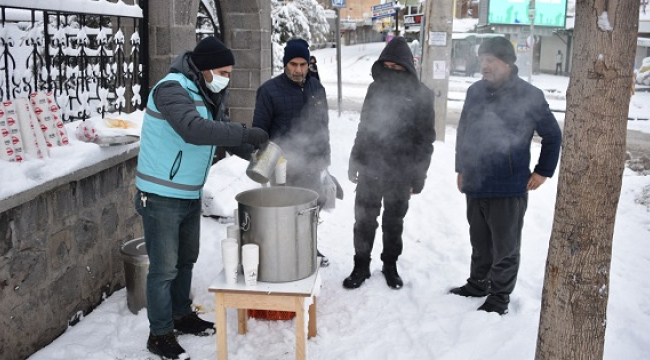 Siverek Belediyesi'nden Kar Yağışında Vatandaşlara Sabah Sıcak Çorba İkramı