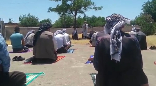 Eskihan'da Sosyal Mesafeyle Cuma, Gönül Birliğiyle Dua / Videolu