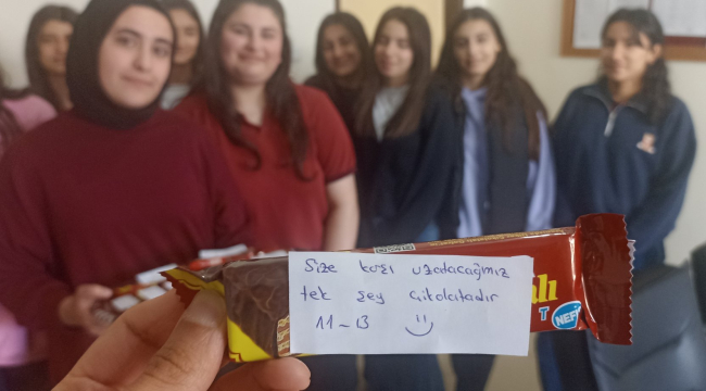 Öğrencilerden Öğretmenlere Anlamlı Jest: Size Uzatacağımız Tek Şey Çikolatadır