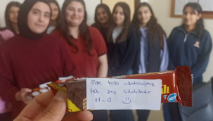 Öğrencilerden Öğretmenlere Anlamlı Jest: Size Uzatacağımız Tek Şey Çikolatadır