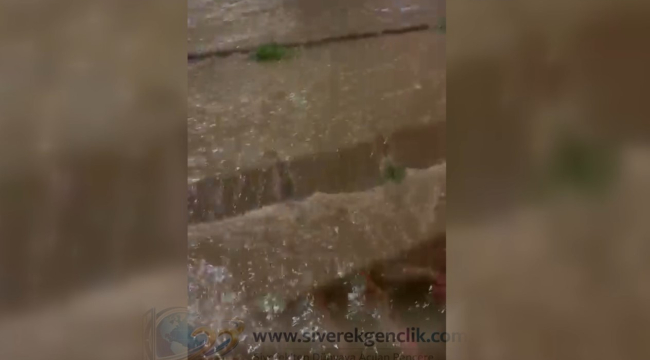 Siverek'te Sağanak: Refüj Seviyesine Ulaştı ( videolu)