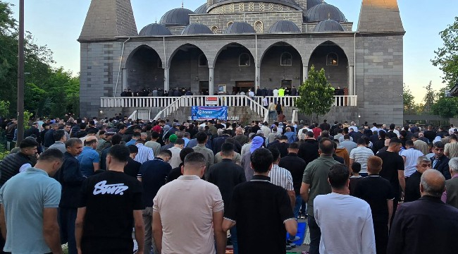 Siverek'te Kurban Bayramı Namazı'nda yüzlerce Müslüman saf tuttu