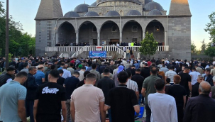 Siverek'te Kurban Bayramı Namazı'nda yüzlerce Müslüman saf tuttu