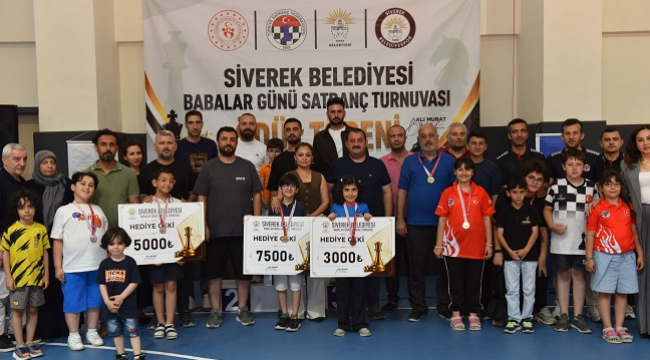 Babalar Günü Satranç Turnuvasında Şampiyonlar Ödüllerine Kavuştu