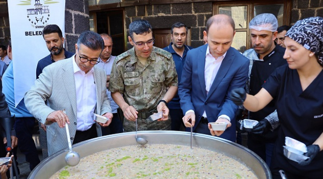 Siverek'te vatandaşlara aşure ikramı