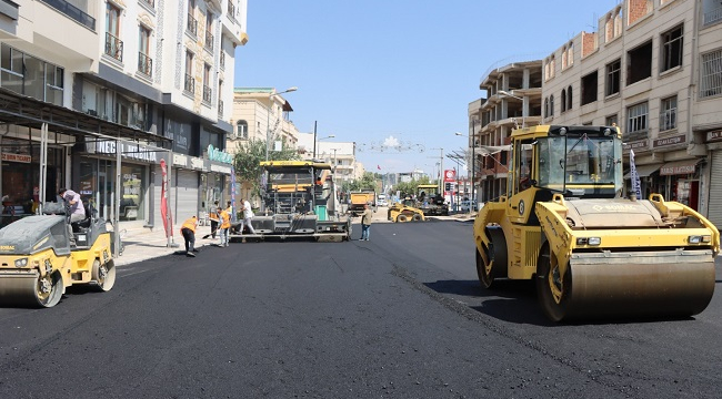 Siverek'te Adnan Menderes Caddesi sıcak asfaltla yenileniyor