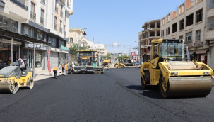 Siverek'te Adnan Menderes Caddesi sıcak asfaltla yenileniyor