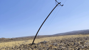 Siverek Karacadağ'da Eğilen Elektrik Direği Tehlike Saçıyor: "İşte Eseriniz!"